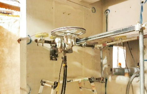 乾式ワイヤーソーにてカット中の画像