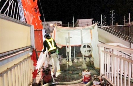 歩道橋そのものを大きく切断の画像