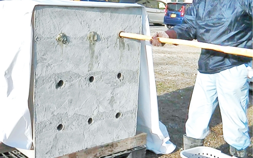 水を吸ったパックを孔に挿入。膨張すると亀裂が入る様子