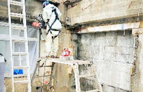 ダイヤモンドコアドリルで梁をラインカット中の画像