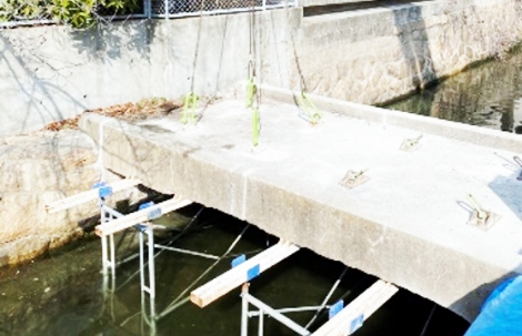 切断した橋を吊り上げて撤去の画像