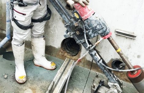 斜めに角度をつけ、ウォールソーとコアボーリングを併用して作業を実施の画像