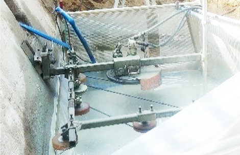 コの字型に切断中の画像